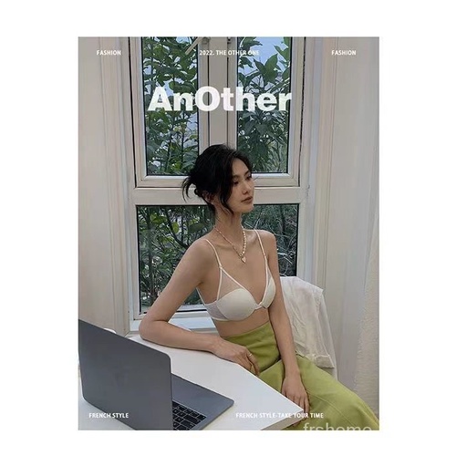 Pakaian dalam wanita backless bagian tipis dada besar yang menunjukkan dada kecil micro gathering an