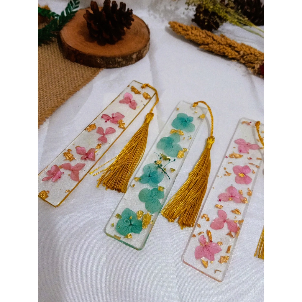 

Pembatas Buku Resin / Resin Bookmark / Souvenir Pernikahan Hydrangea
