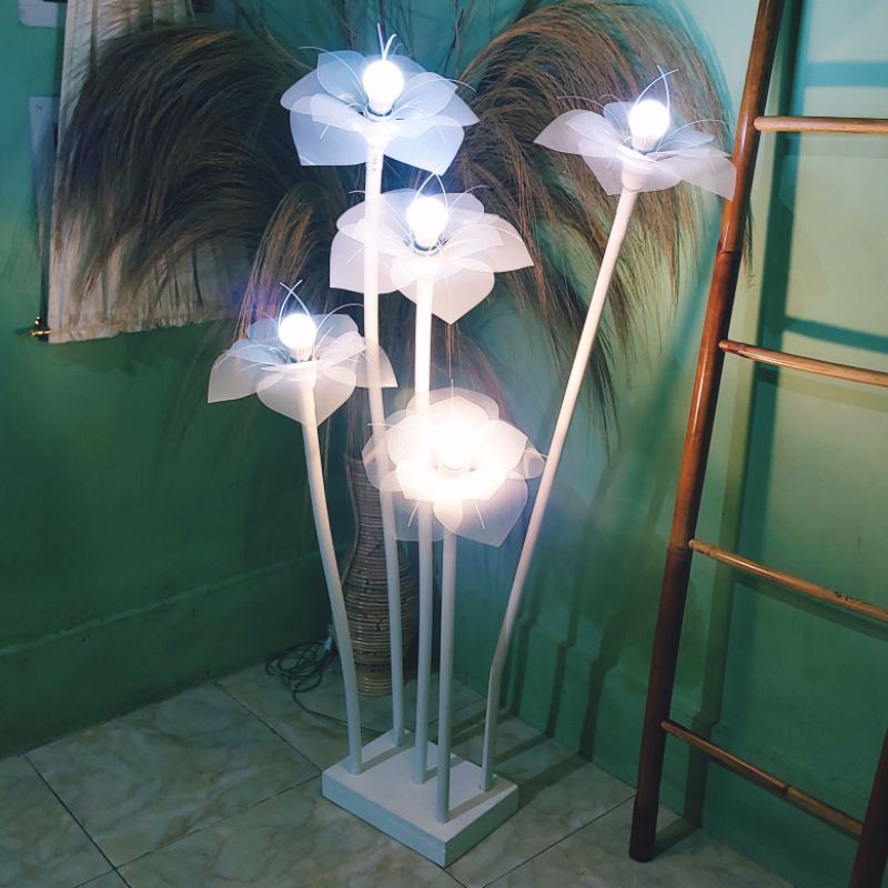 standing lampu Dekorasi.pelaminan rustic. Standing lampu bunga. pipa conduit elastis. kap kelopak bu