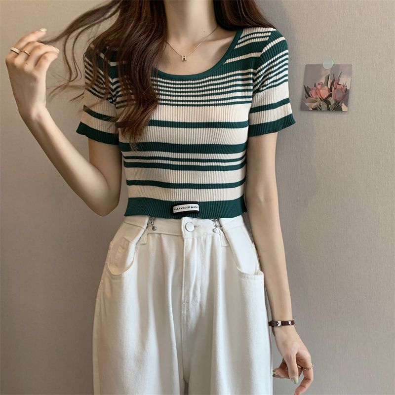 Red Bergaris Lengan Pendek T-shirt Musim Panas Wanita Rasa Desain Niche Bahu Depan Rajutan T-shirt Gadis Panas Kartu Pendek Pinggang Kecil atasan Kemeja