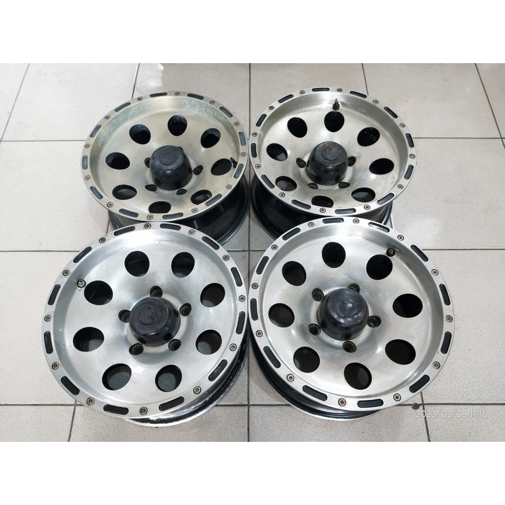 Velg Racing Bekas Mobil Escudo Pelek MC THOMSON Ring 15 Lebar 7 Inch Hole 5 x 139,7 Offset -13 Warna