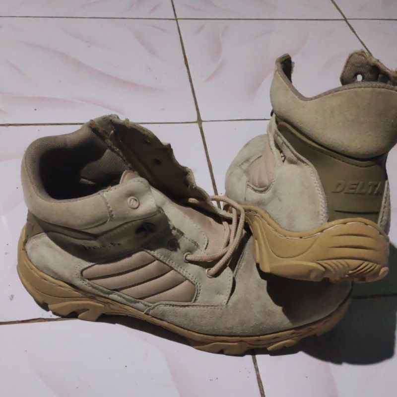 Sepatu Delta