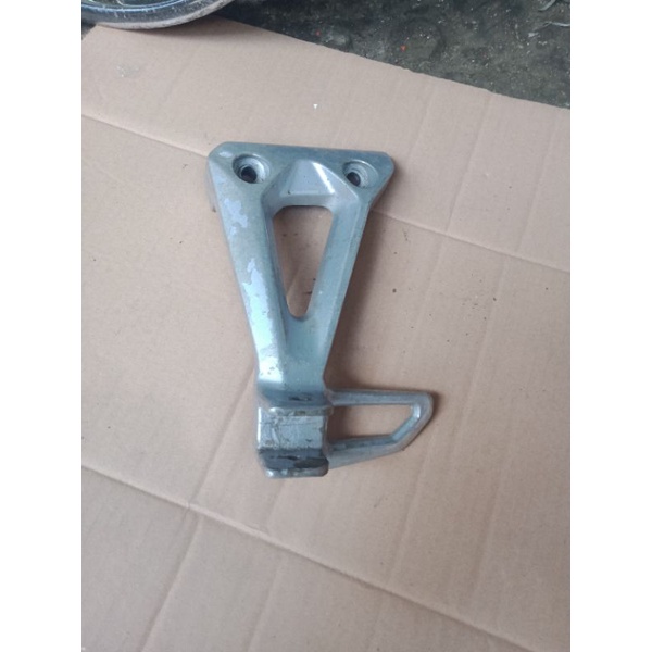 butsep belakang motor revo absolut sebelah kiri bekas copotan motor Honda original seken