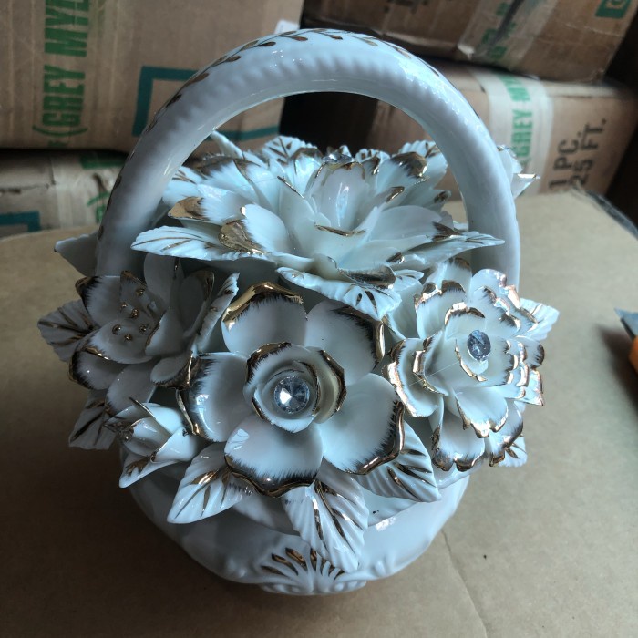 Vas Pajangan Keramik Bunga Putih Nan Mewah