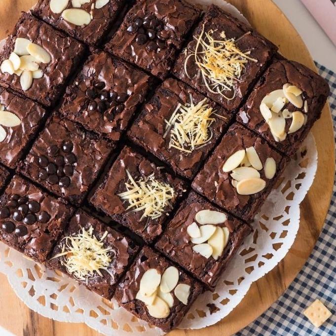 

Star FUDGY BROWNIES CRUNCHY Toping Mix uk. 20x20 by naq brownie. murah