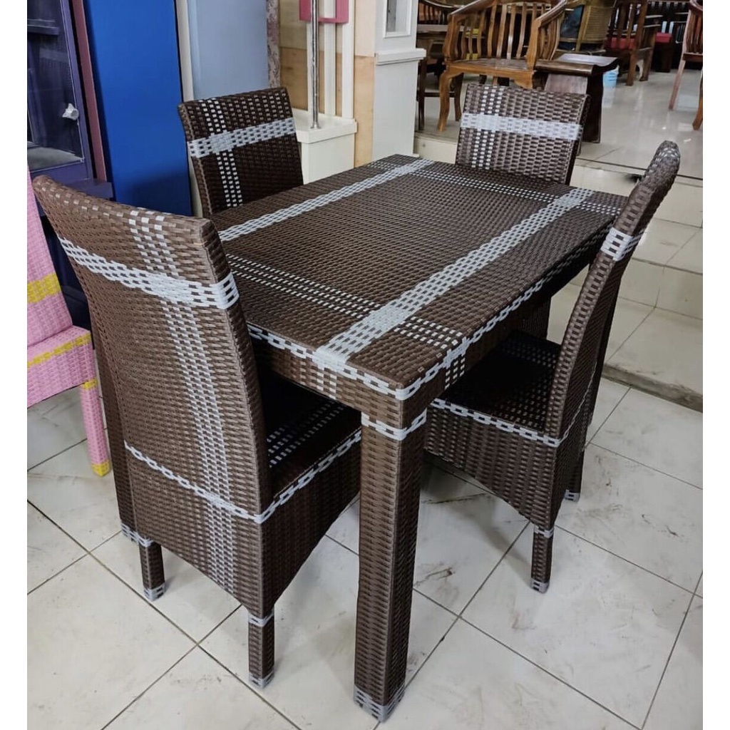 Meja Makan Kursi 4 Rotan Sintetis