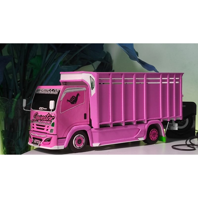 Miniatur truk isuzu giga pink  full lampu