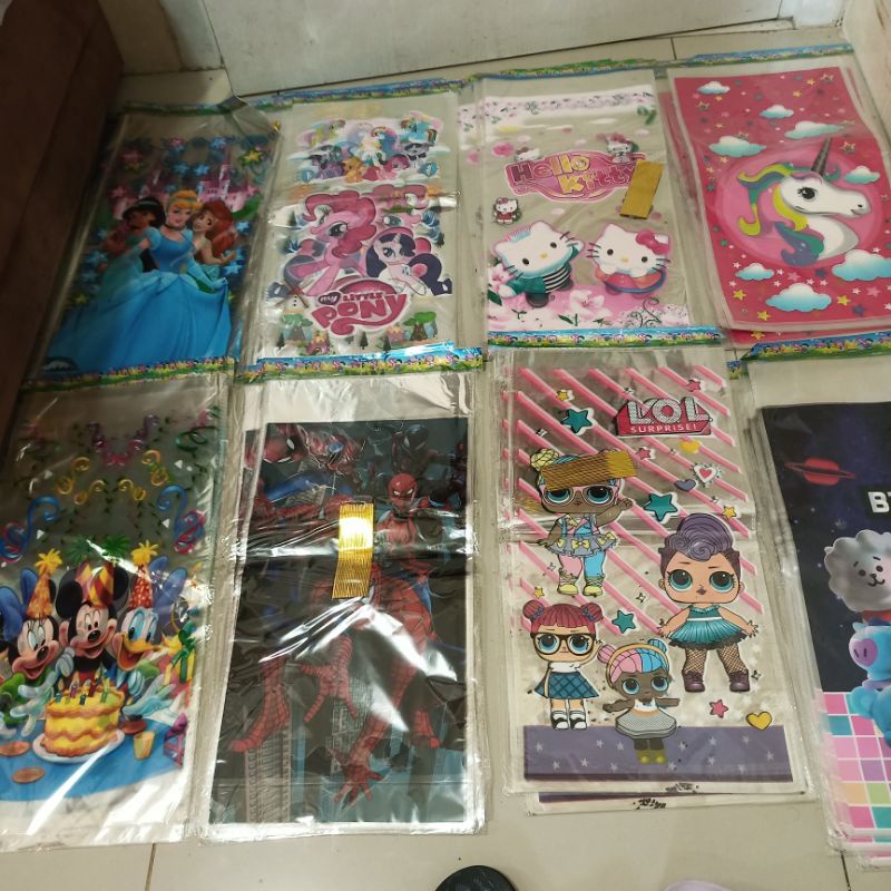 

Plastik Goodie bag ulang tahun isi 10 pcs karakter ukuran . 25x50cm