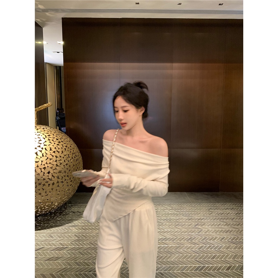 Red Hot girl one-shoulder lengan panjang pinggang tidak beraturan T-shirt top + pinggang tinggi longgar lebar kaki kasual setelan celana wanita musim semi