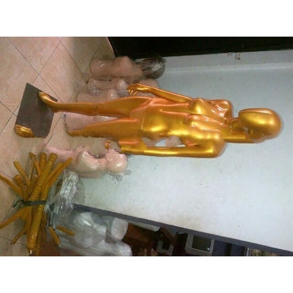 patung manekin wanita gold