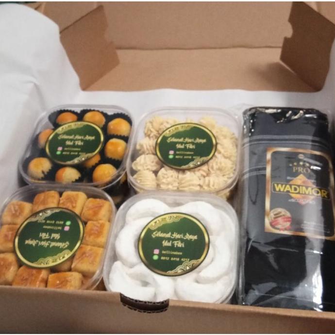 

PARSEL RAMADHAN PAKET KUE LEBARAN HAMPERS LEBARAN KUE KERING + SARUNG WADIMOR 250GR EL09I09A82L