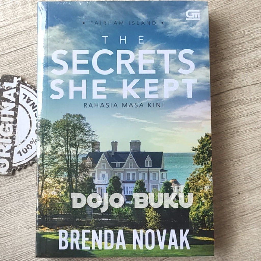 Buku Fairham Island#2: Rahasia Masa Kini (The Secrets She Kept) by Brenda Novak