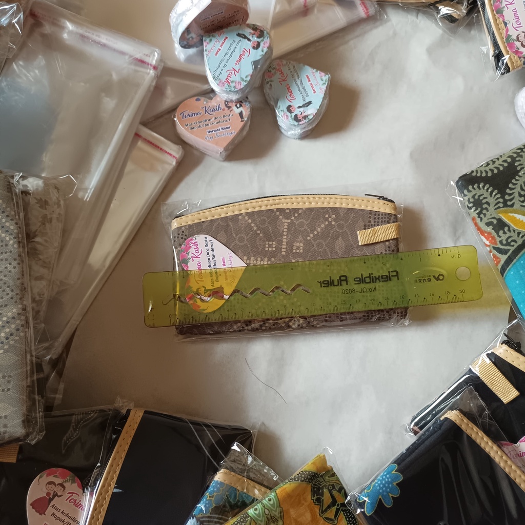 

Souvenir Dompet Pouch Motif Batik Kotak