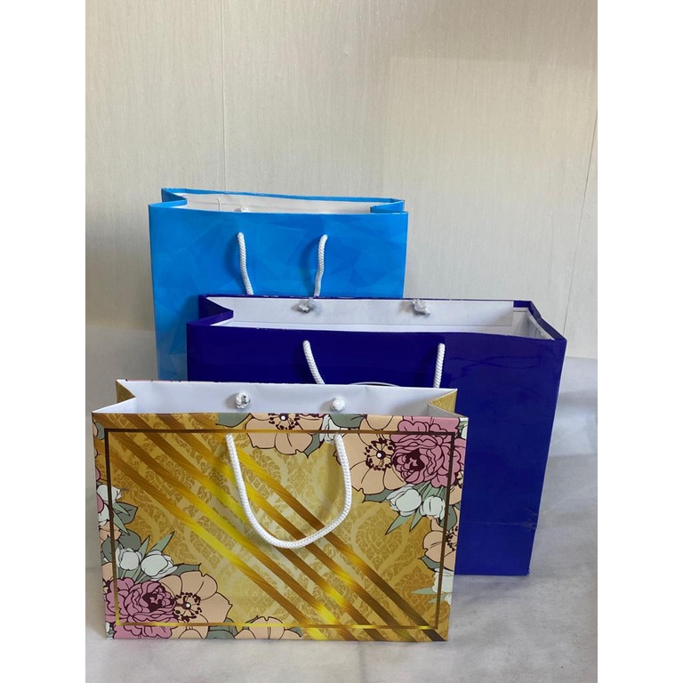 

paper bag bisa custom logo / design. bahan bagus awet P40 T30 L12