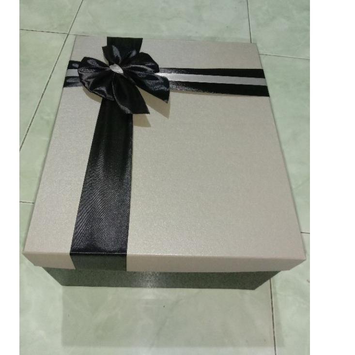 

Best Arrival Kotak kado / gift box besar ukuran 30 x 25 x 13 cm dan 30 x 25 x 15 cm