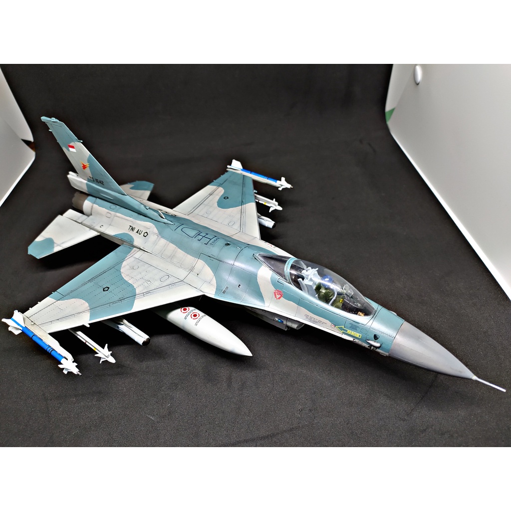 Model Miniatur Pesawat Tempur Jet General Dynamics F-16 C TNI AU Indonesia Skala 48