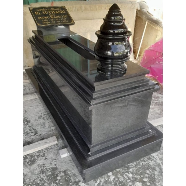 Kijing Granit Hitam Tinggi Tanpa Kaligrafi