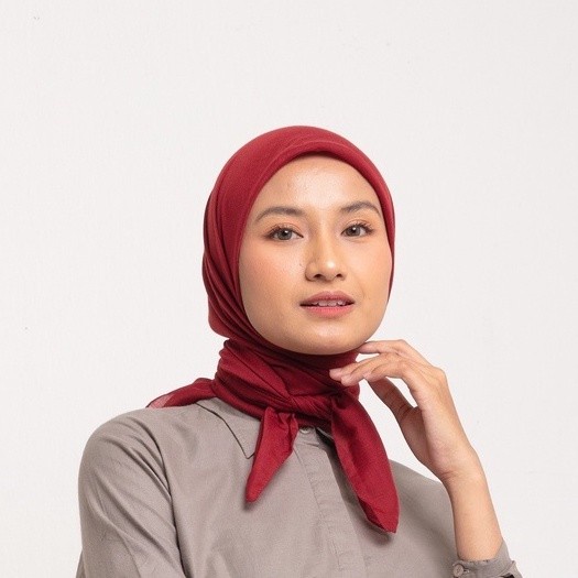 TERLARIS Hijab Segi Empat Dauky Jilbab Segi Empat Polos Voal Plain Scarf - Merah