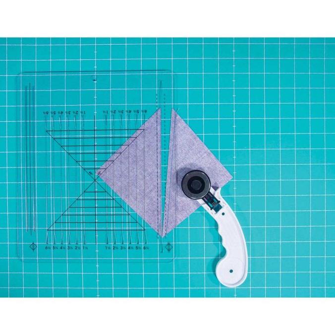 

Penggaris Patchwork Quilting Segitiga / Perfect Half-Square (Hm-732)