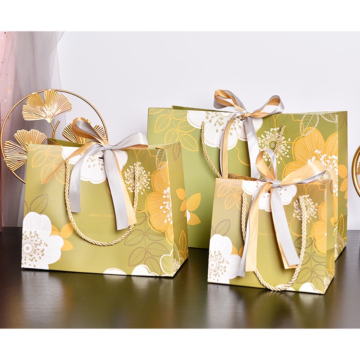 

PaperBag Premium Bingkisan Hadiah Souvenier / Paperbag Premium Gift Cantik