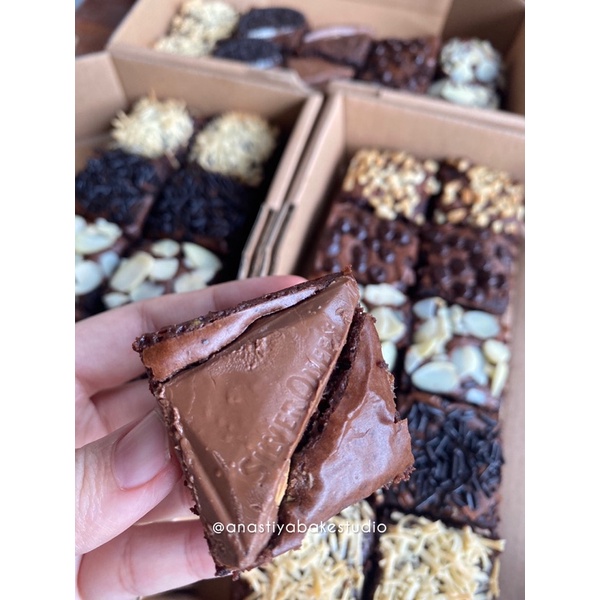 

Fudgy Brownies / Hampers Brownies / Brownies Premium