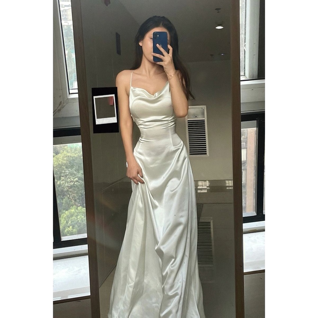 Red French high-end ceruk desain gaun satin gaun selempang wanita musim semi dan musim panas gaya asing pakaian dalam rok panjang awal musim semi