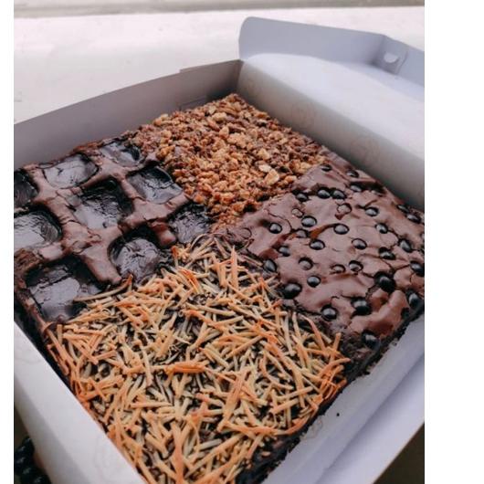 

♠ Big Size - Four Topings Fudgy Brownies ❃