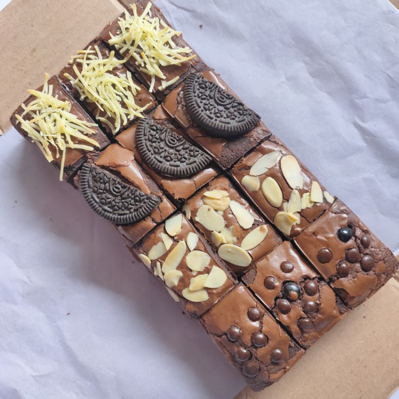 

BROWNIES FUDGY BY LARISNA BROWNIES DESSERT COKLAT 20x10 ISI 12PCS