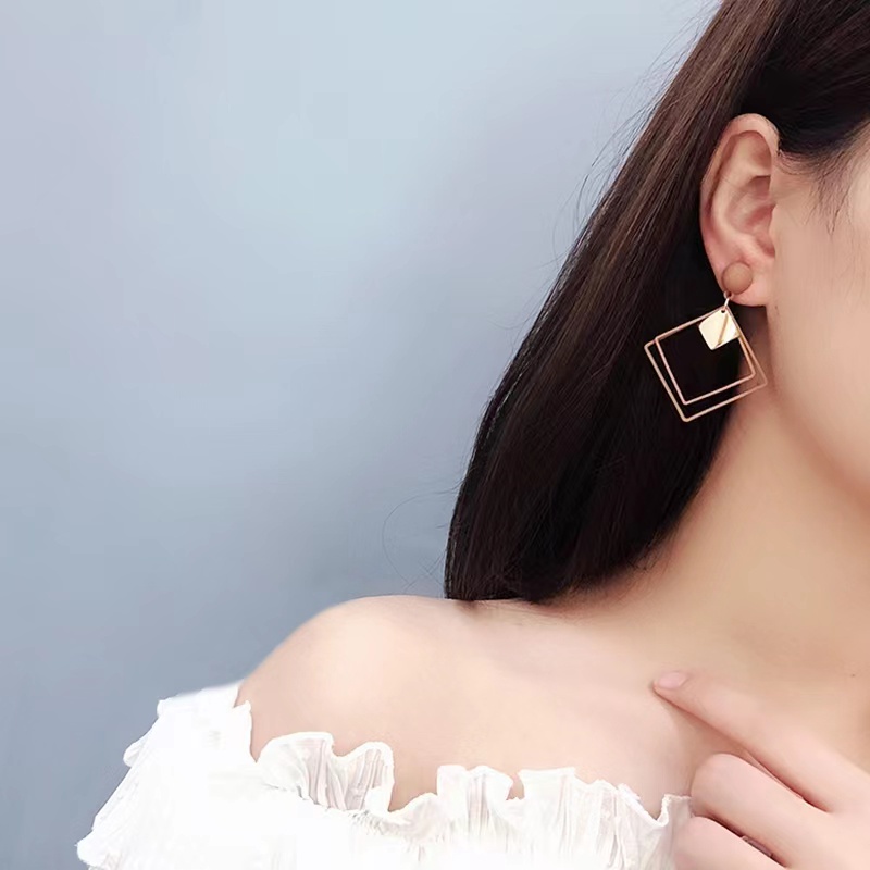 Anting Tusuk Motif Geometri Hias Berlian Imitasi Ala untuk Wanita