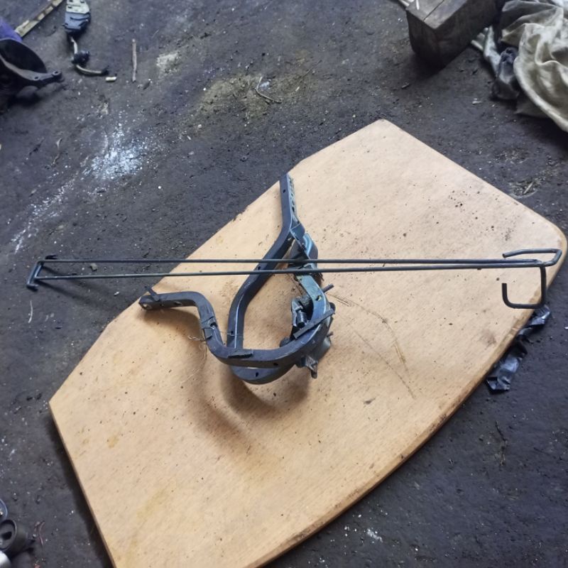 engsel bagasi dudukan besi penahan bagasi belakang Mazda 323 Familia Lantis