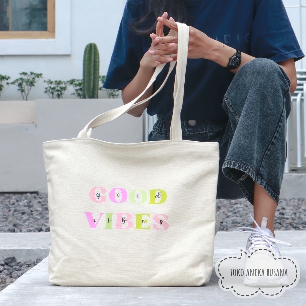 Tote Bag Wanita Kanvas Aesthetic Bahan Premium / Tas Totebag Kuliah Penutup Resleting MTFGV