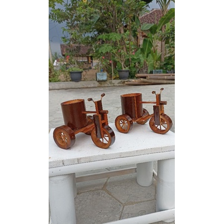 vas bunga bambu dan asbak bambu berbentuk becak