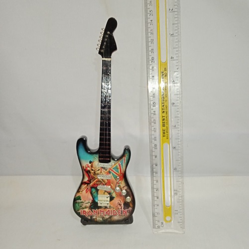 Miniatur Gitar Elektrik Model Fender Bergambar Bahan Kayu Free Dudukan/Stand Holder Tinggi Gitar 25 cm Warna Bisa Pilih