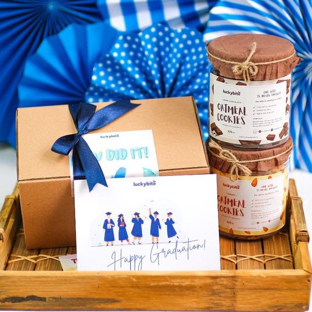 

❁ Graduation Hampers / Hampers Wisuda - Oatmeal Cookies 2 Jar + FREE Greeting Card + Pita ➫