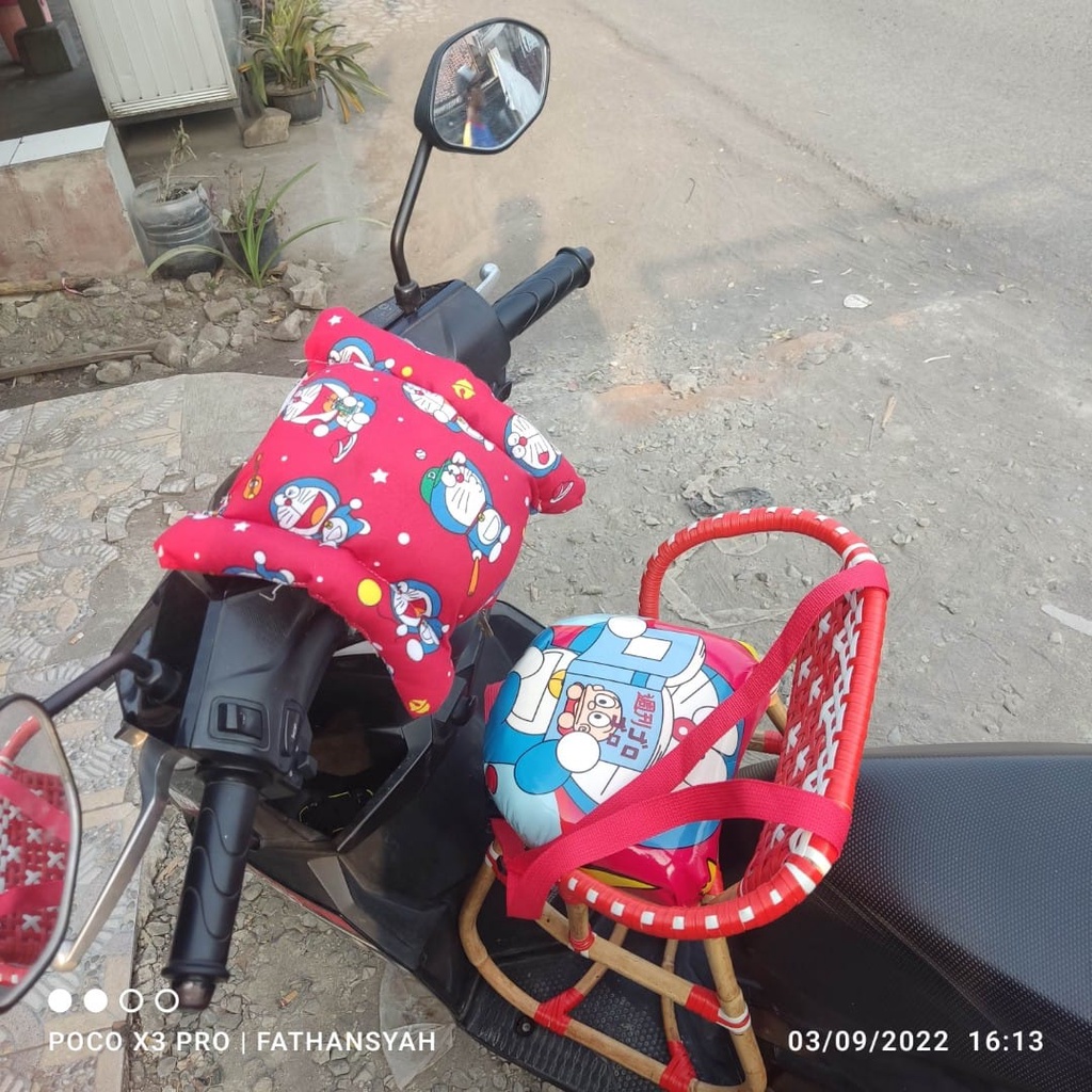 BONCENGAN ANAK 1 SET SUDAH TERMASUK BANTAL DAN SABUK SEFTY TERBUAT DARI ROTAN ALAM DAN ROTAN SINTETIS AMAN NYAMAN SAAT DI PAKE DAN TERBUKTI TAHAN LAMA  MAX USIA 8 TAHUN