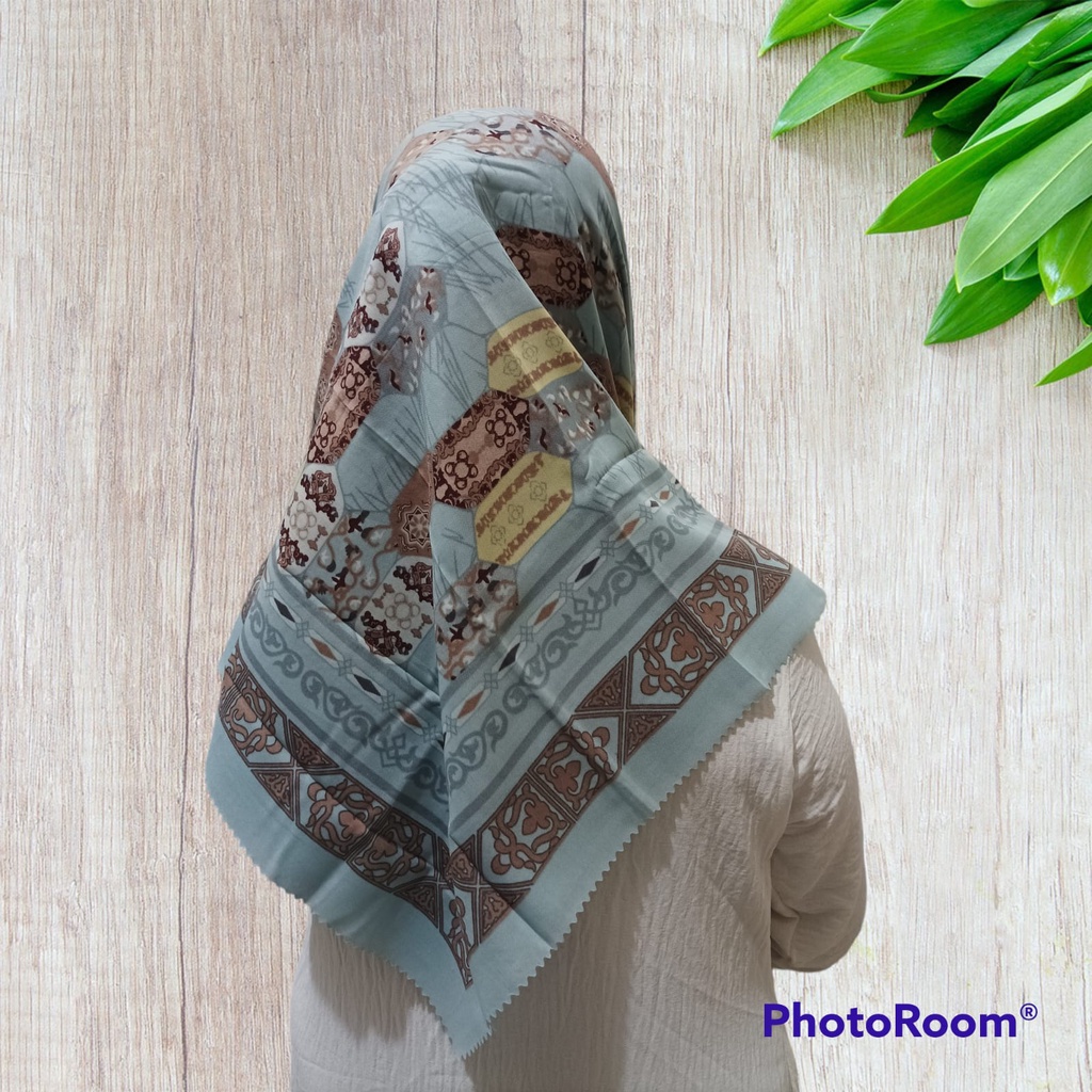 KARIMAKE - HIJAB Segi Empat Motif Isyana Printing Lc