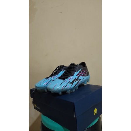 Sepatu bola Mills xyclops blast fg .