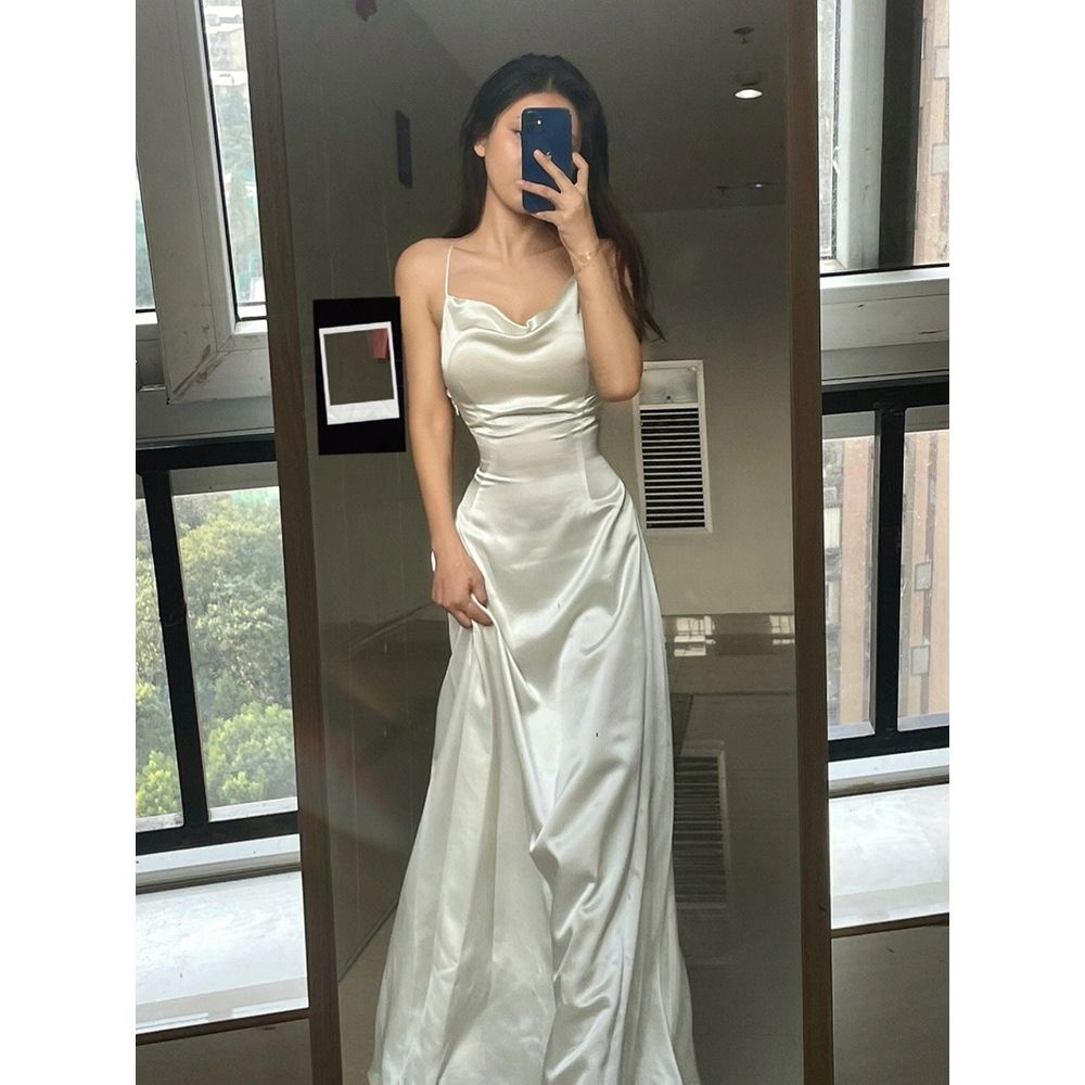 Red French high-end ceruk desain gaun satin gaun selempang wanita musim semi dan musim panas gaya asing pakaian dalam rok panjang awal musim semi