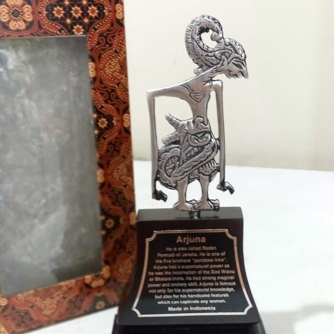 

Tempat pulpen/belpoint/pen wayang Arjuna warna kuningan 18 x 13 cm