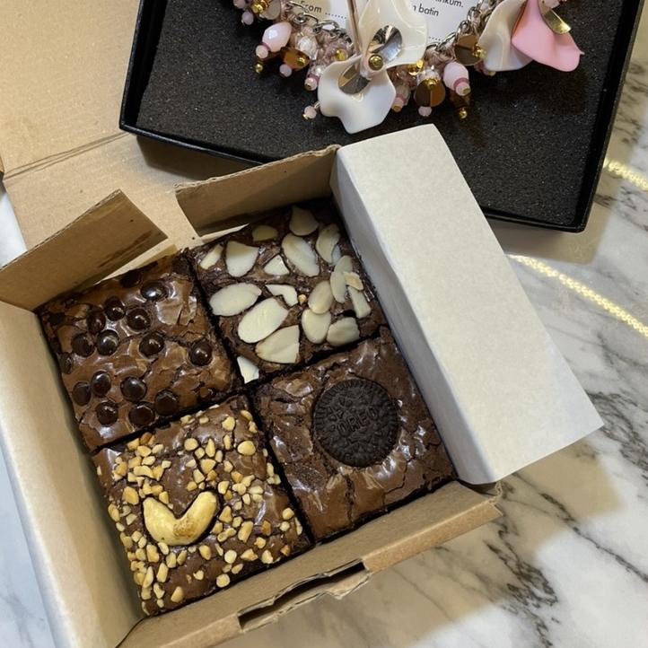 

TAMASKUKIES BROWNIS HAMPERS LEBARAN 10X10 .