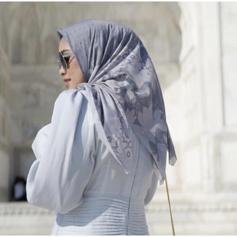 Buttonscarves maharani series grey preloved *ilang di villa*