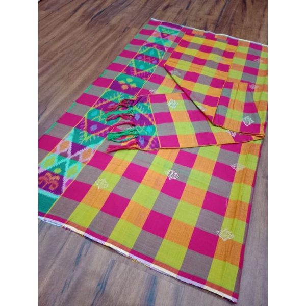 Kamen dan selendang endek tretes tabur pakaian adat Bali