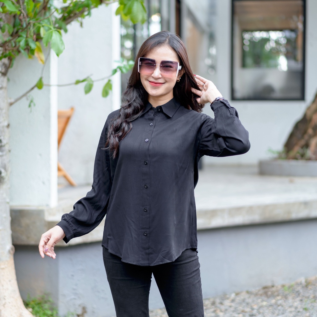 Kemeja Kerja Elegan Wanita Rayon Twill Uniqlo Adem Simple Lengan Panjang Hitam Polos