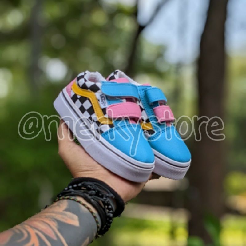 SEPATU ANAK ANAK MULTICOLOR MODEL TALI DAN PEREKAT