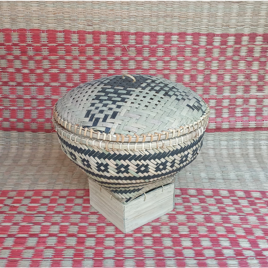 bakul atau wadah nasi dari bambu dengan tutup ukuran besar