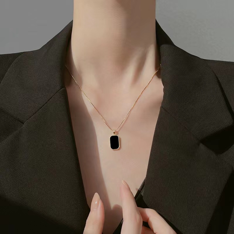 AZ257 【COD】Kalung Titanium Rantai Clavicle Warna Gold  Black Square Look Mewah untuk Wanita