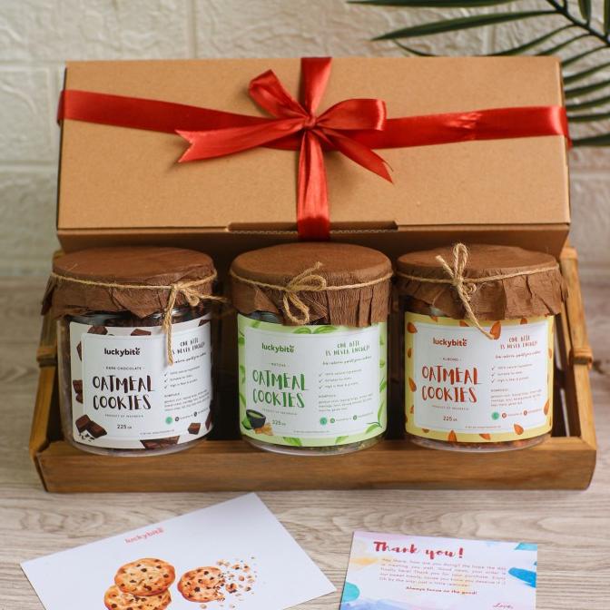 

Hampers Hampers / Gift Box / Kado - Cookies 3 Jar + Greeting Card + Pita Stok Terbatas