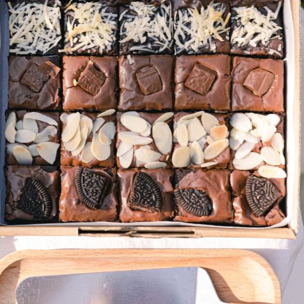 

♪ Brownies Fudgy / Fudge Sliced (20x20 cm) Brownies Sekat Panggang Coklat - Ababakuki ♢