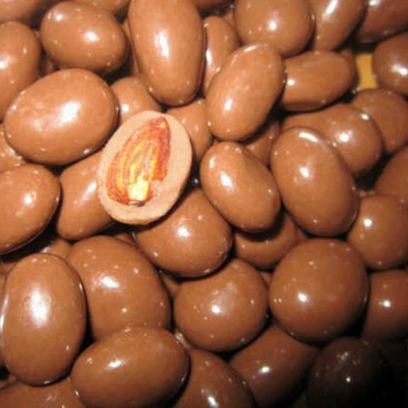 

♞ 500 gram coklat isi almond / choco almonds ✺