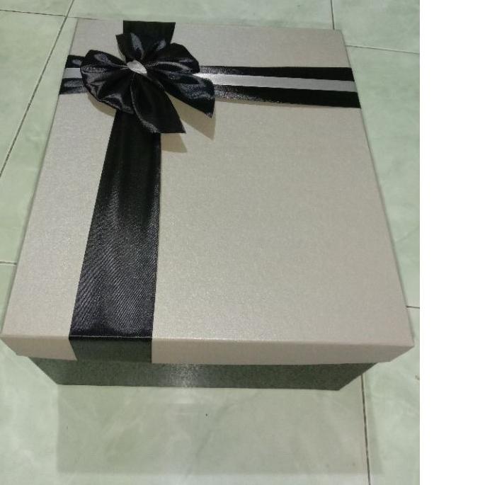

Diskon✔️✔️-Kotak kado / gift box besar ukuran 30 x 25 x 13 cm dan 30 x 25 x 15 cm